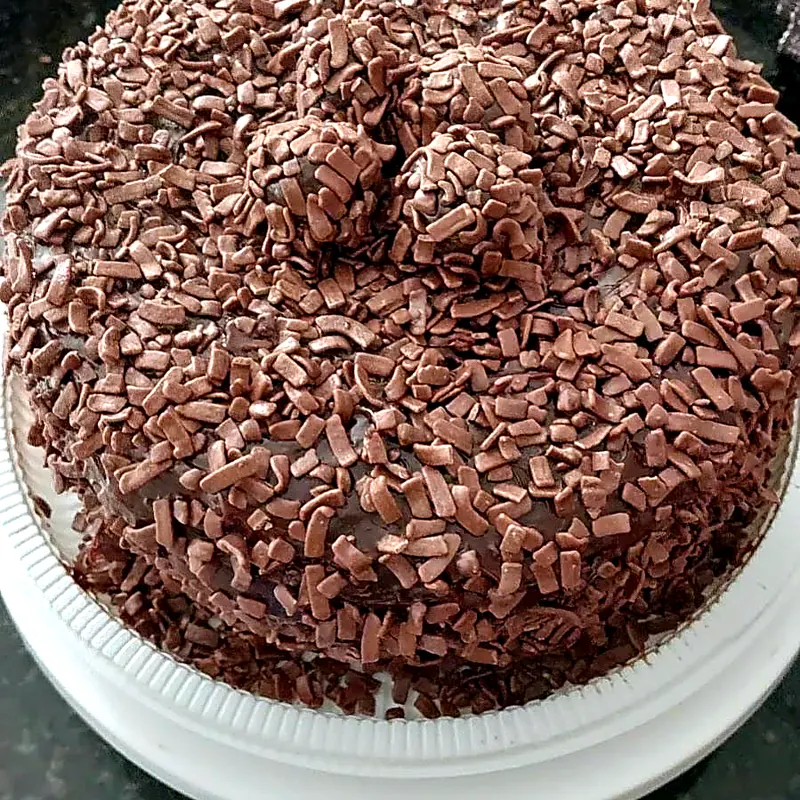 Bolo de chocolate coberto de raspas de chocolate