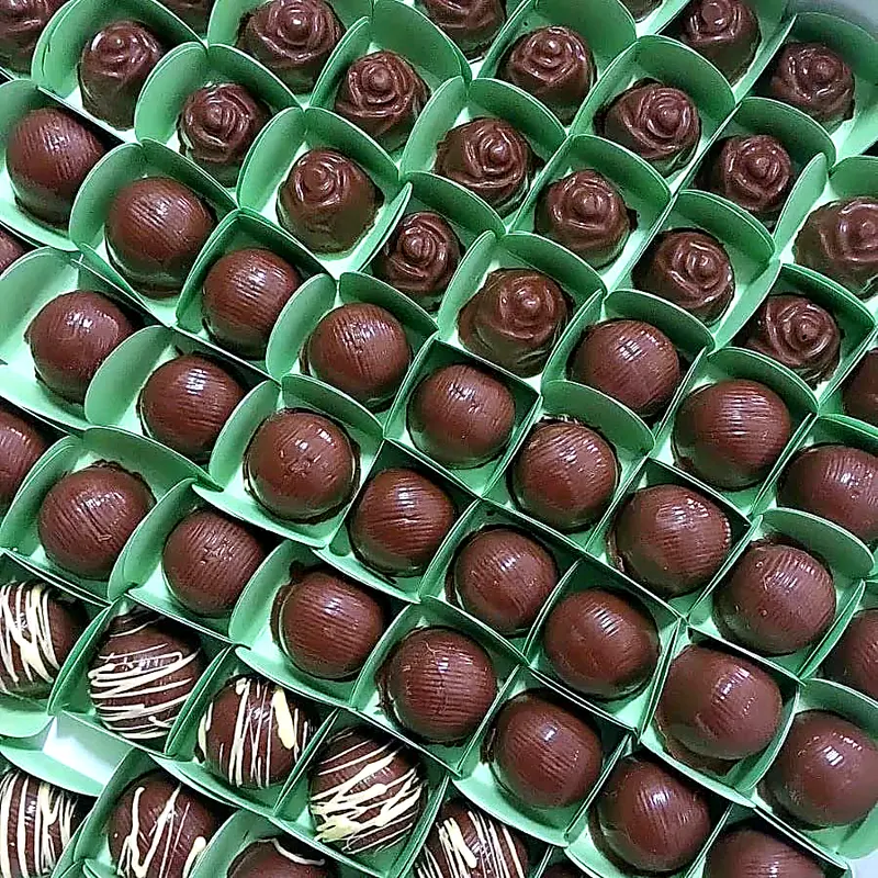Bombons de chocolate decorados em forminhas verdes