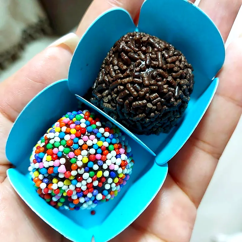 Dois brigadeiros gourmet, um com granulado e outro com confeitos coloridos