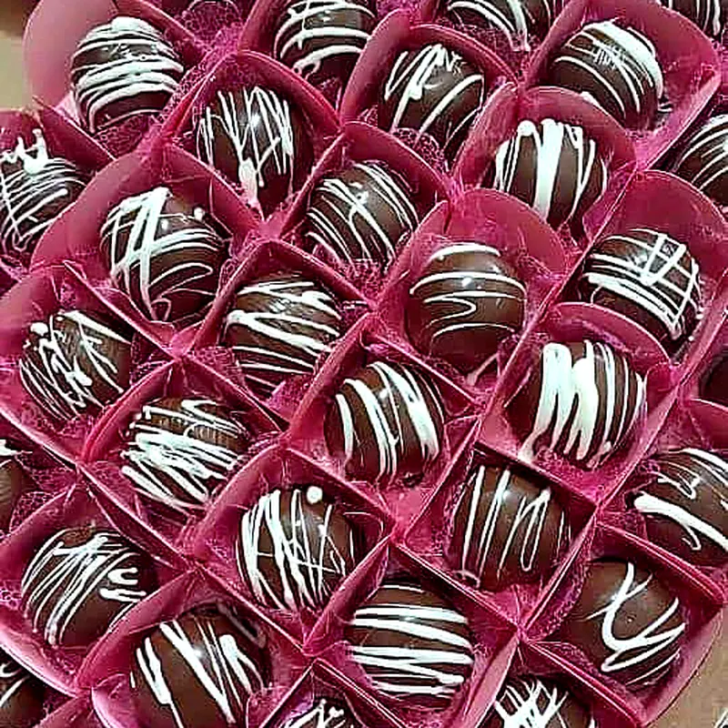 Brigadeiros com fios de chocolate branco em forminhas rosa