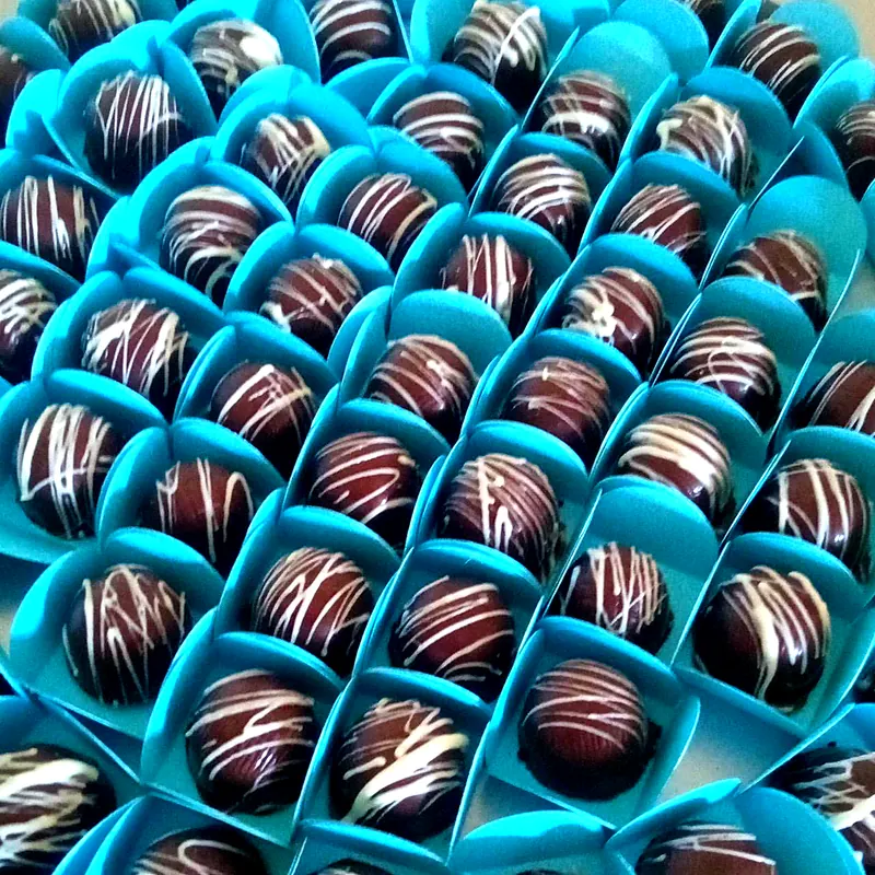 Docinhos com fios de chocolate em forminhas azuis